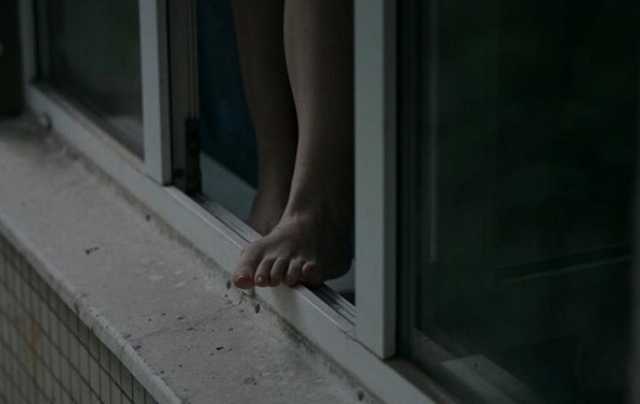 Молодая киевлянка чудом выжила после падения из окна девятиэтажки