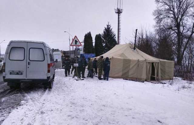 На въездах в Киев спасатели установили пункты обогрева в местах скопления фур
