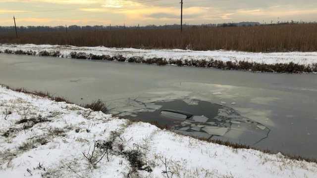 В Одесской области из-за непогоды машину снесло в канал под лед