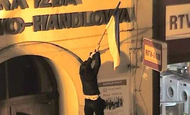 Суд Польши наказал вандалов за надругательство над флагом Украины