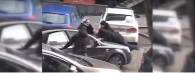 Разборки в центре Днепра: мужчину прокатили на капоте иномарки