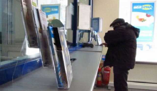 Люди понесли деньги в банки