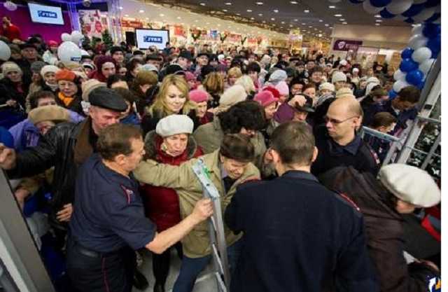 В Черкасах введено режим НС, люди в паніці спустошують магазини