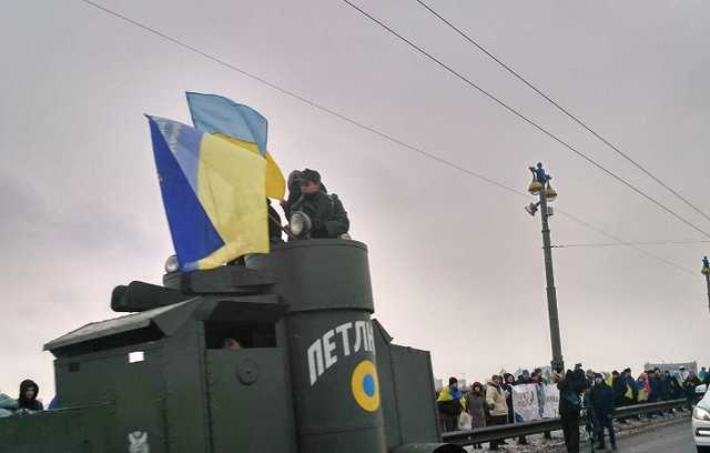 В Киеве живой цепью соединили два берега: опубликованы яркие фото и видео