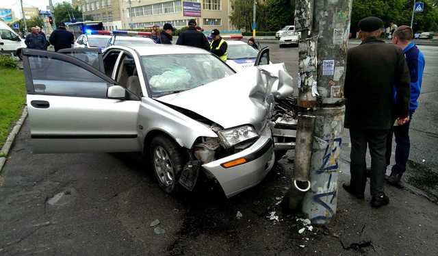 Автомобіль розірвало об стовп у Києві