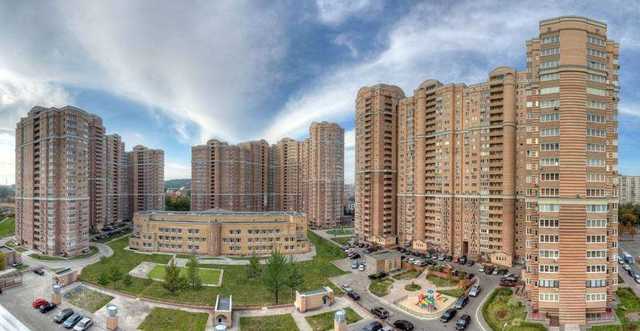 Чиновница столичной ГФС получила в наследство две квартиры, дом и пять машин