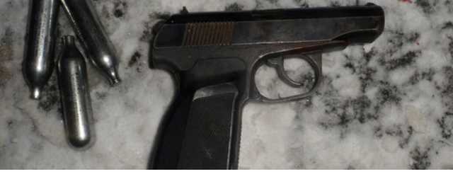 В Киеве угрожали пистолетом и гранатой иностранцу, стоявшему в очереди в киоск