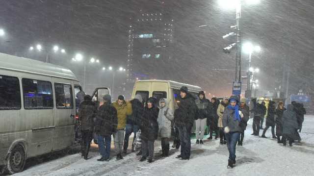 Запорожье завалило снегом, аэропорт не работает, транспорт ходит с перебоями