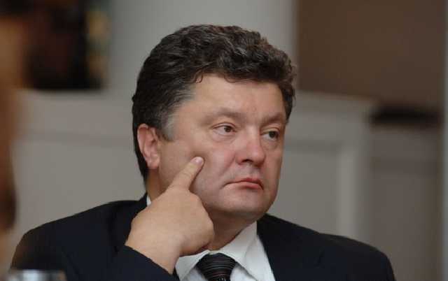 Банковая постоянно завышает рейтинг Порошенко – политолог