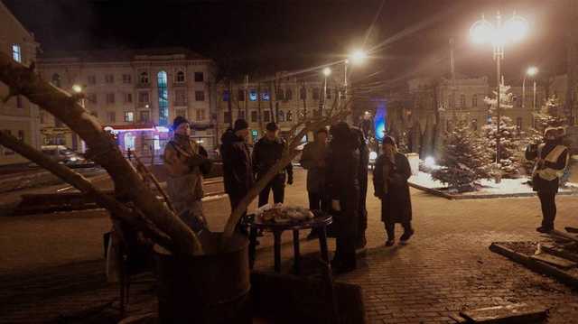 У рідному місті Гройсмана знесли погруддя Шевченку. Обурені вінничани вийшли на Майдан