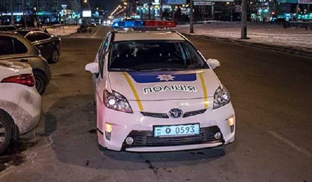 В Киеве возле станции метро «Минская» парня ударили ножом