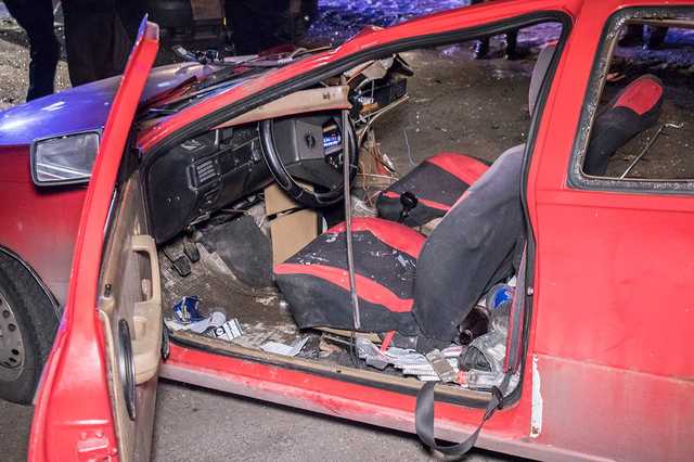 В Киеве Opel влетел под грузовик: легковушке снесло крышу