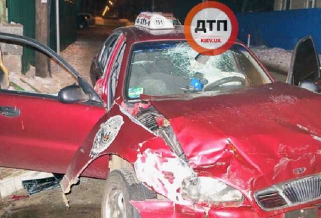 Три человека в реанимации: под Киевом такси попало в ДТП