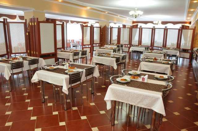 Как свиньям: сеть шокировали кадры из столовой украинской школы