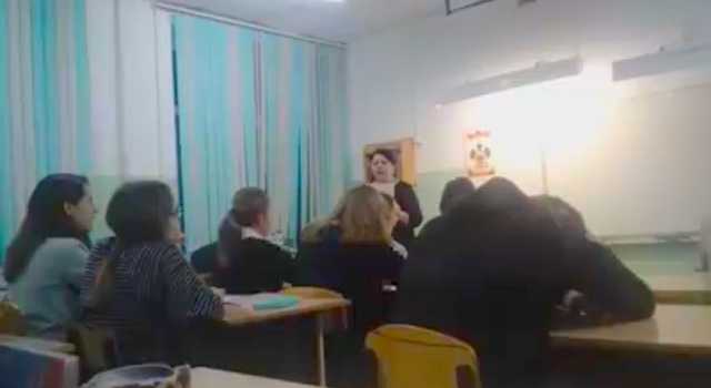 В России школьников заставляют петь песню «Дядя Вова, мы с тобой»: видео