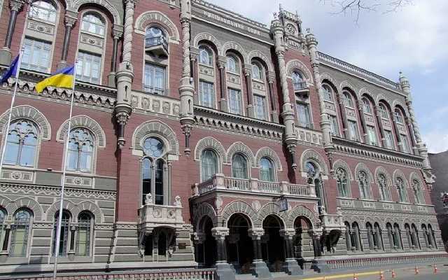 $100 млрд под подушкой: НБУ взял экономику в заложники