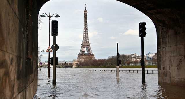 Как затопило Париж: люди передвигаются по городу на лодках