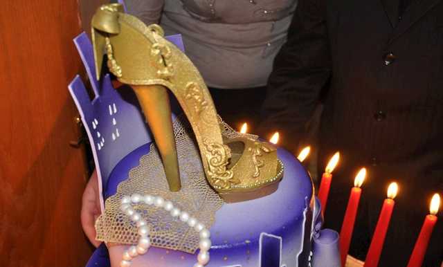 Подлизнули: сеть возмутило празднование дня рождения чиновницы в Харькове