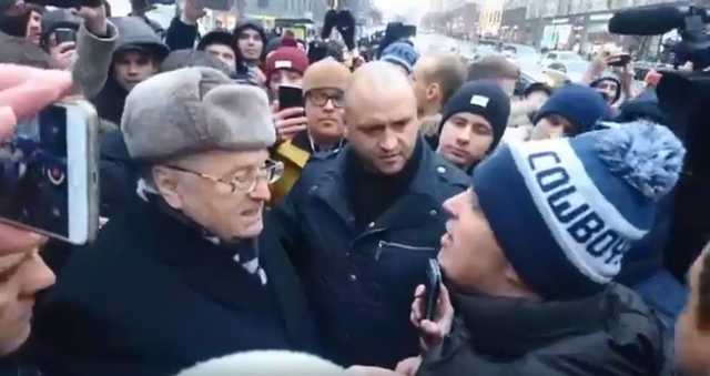 "Зачем мне Украина? Мне негде работать": В Москве активисты заткнули Жириновского