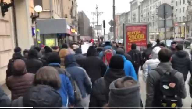 В сети набирает популярность видео скандирования в Москве известной украинской песни про Путина