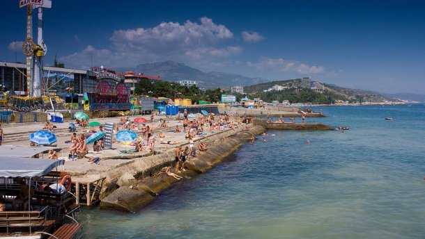 Оккупанты снесли несколько кафе на набережной Алушты: фотосравнения