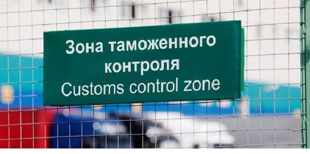 На киевской таможне задержали иностранца со $125 тысячами в бумажном пакете