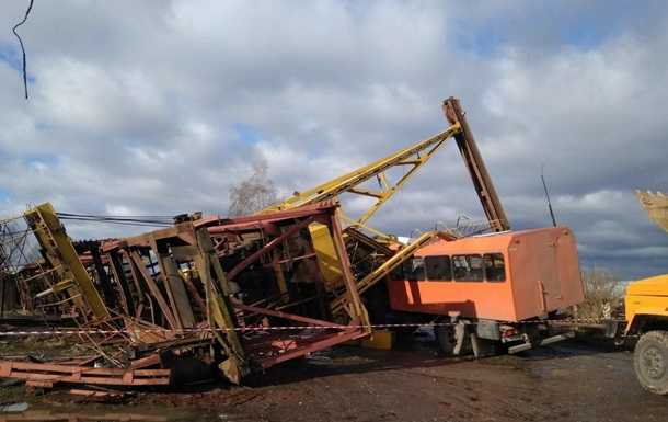 На Ивано-Франковщине кран упал на грузовик: двое погибших