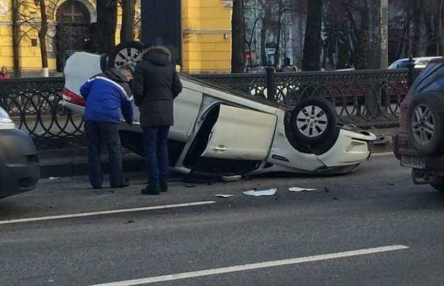 В центре Киева KIA после столкновения перекинулась на крышу, бульвар парализовала пробка