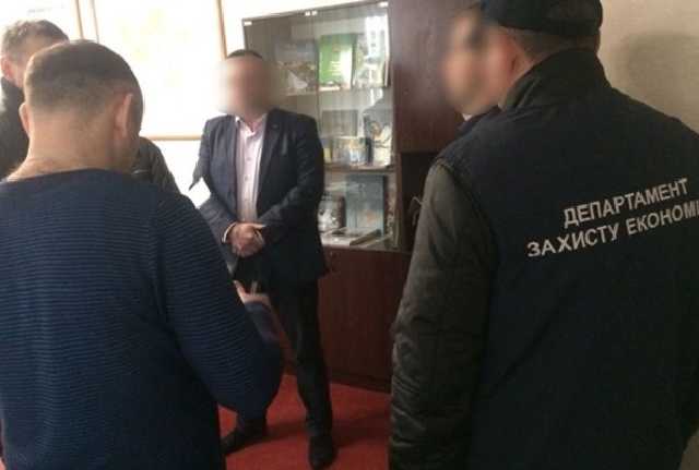Под Киевом районный чиновник попался на крупной взятке