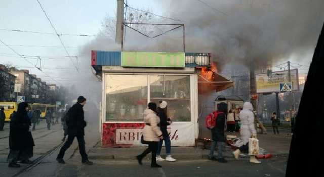 В Киеве возле метро Лукьяновская пожар