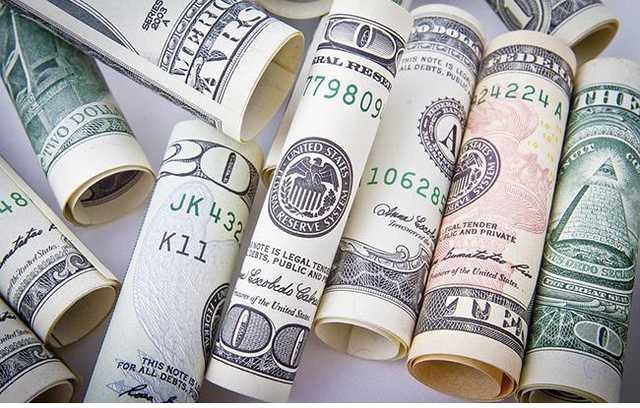 Недолго музыка играла: доллар и евро снова полезли вверх