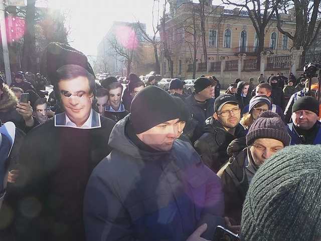 "Чемодан-вокзал-Мальдивы": активисты "Руха новых сил" устроили "горячий" флешмоб под АП. Им оппонировали люди в масках Саакашвили