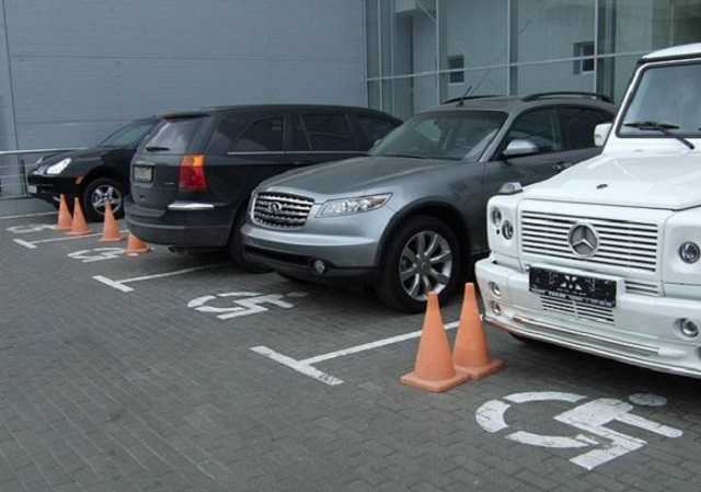 Кабмин разрешил украинцам не платить за парковку: первые подробности