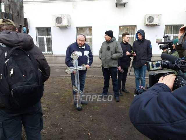 В центре Киева демонтировали крест УПЦ МП