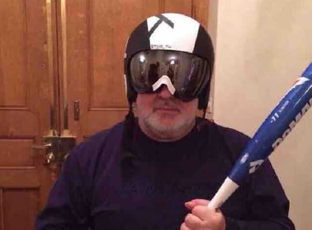 Беглый нардеп Онищенко опубликовал фото готового мстить Коломойского с битой