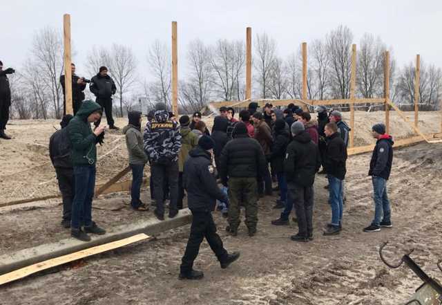 В Киеве попытались свалить забор возле строящейся электростанции при поддержке нацдружинников