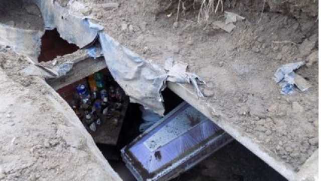 Вандалы раскопали могилу и устроили застолье рядом с гробом