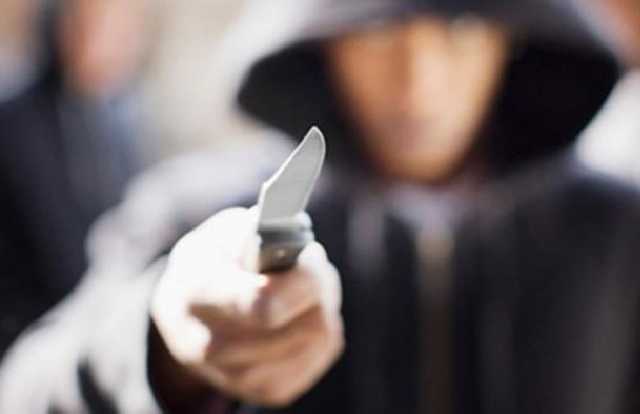 У Харкові чоловік з ножем пограбував 11-річну школярку