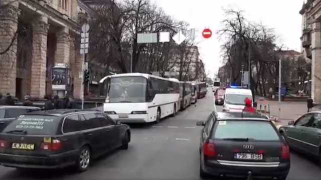 Колона пассажирских автобусов на акции еврономеров: организаторы объяснили зачем