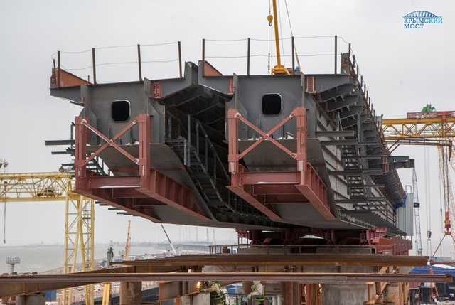 Оккупанты начали устанавливать железнодорожные пролеты моста в Крым