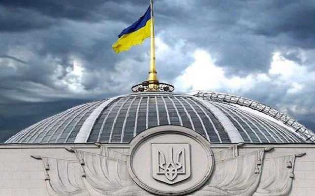 Рассвет нищеты и эмиграция – с чем депутаты вернулись с каникул