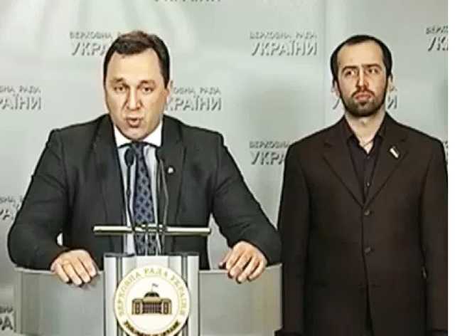 От Порошенко сбежали еще два депутата