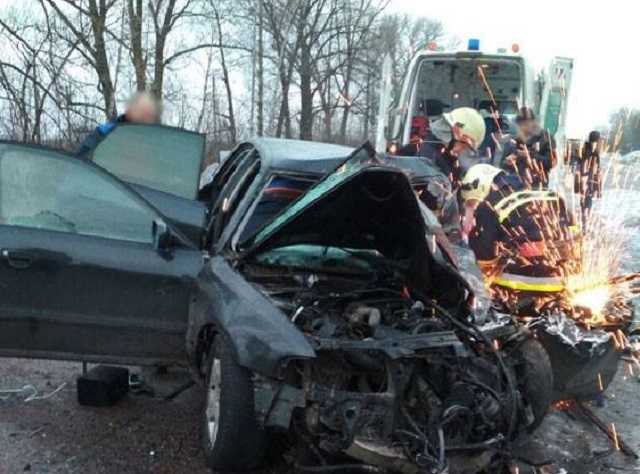 На Сумщине иномарка на большой скорости протаранила рейсовый автобус: жуткие фото, видео