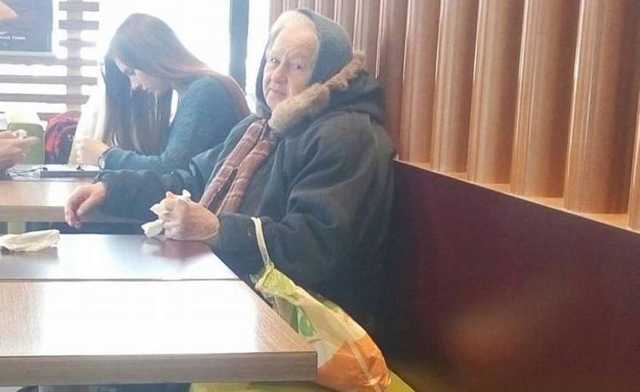 Подошла бабушка и вместо милостыни попросила купить картошки, - киевлянин