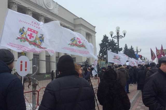 Военные ветераны и пенсионеры снова протестуют под Радой