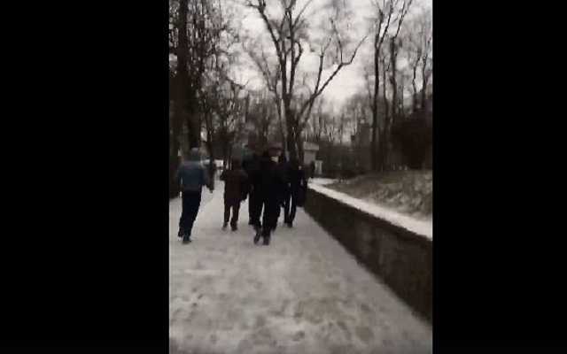 В Киеве избили "коммуниста-антимайдановца", который раздавал листовки