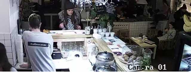 На Подоле женщины за секунды украли MacBook и прославились на весь Интернет