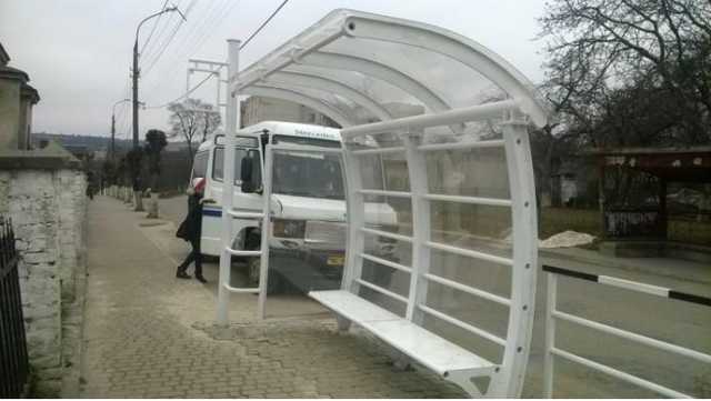 На Львівщині автобусну зупинку поставили “спиною” до дороги