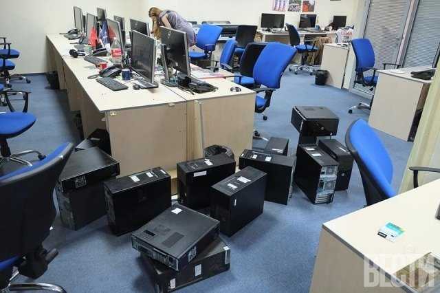 Силовики применили слезоточивый газ при атаке на "Вести"