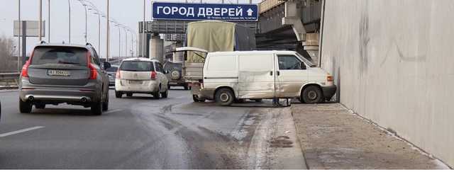 На Дарницком мосту столкнулись два микроавтобуса